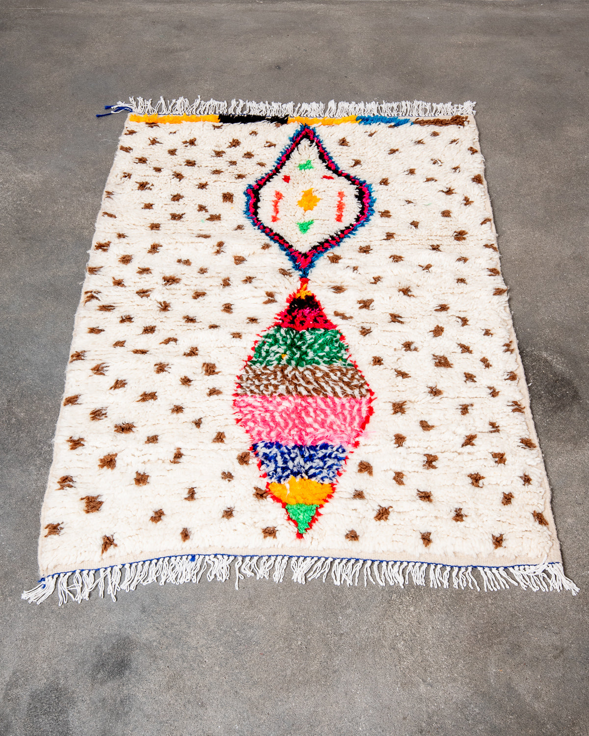 Modern designer handcrafted Berber rug from Morocco. Azilal rug with beautiful colors and patterns. Made of sheep’s wool and colourful cotton.
